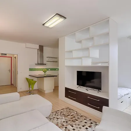 Peace And Comfort Near Center With Balcony, 500mb Wifi Prag