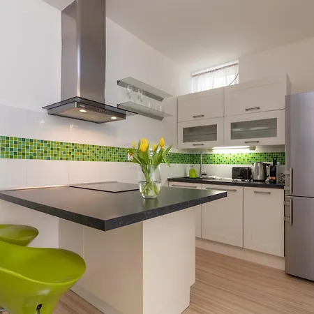 Peace And Comfort Near Center With Balcony, 500mb Wifi * Praag