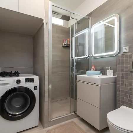 Daire Peace And Comfort Near Center With Balcony, 500mb Wifi Prag