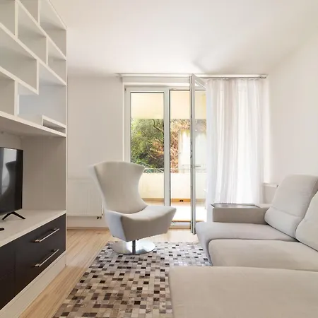 Peace And Comfort Near Center With Balcony, 500mb Wifi Apartment Prague